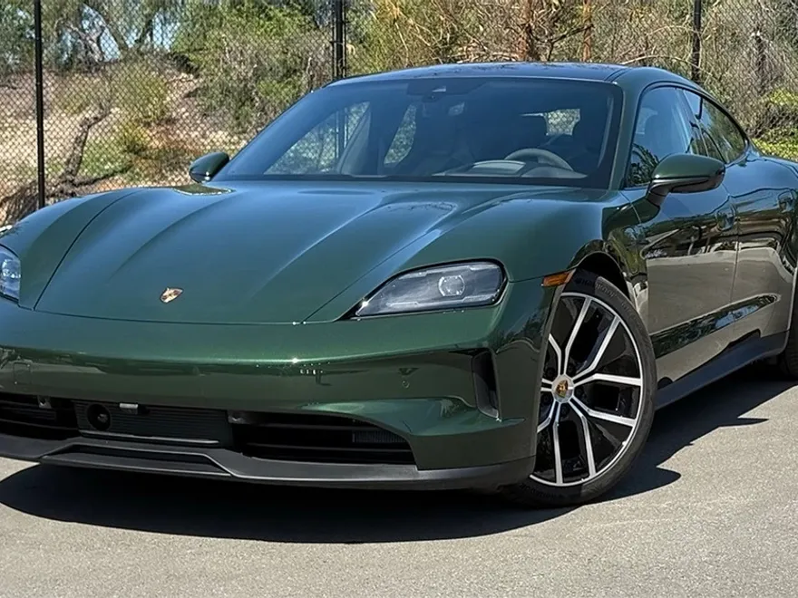 2025 Porsche Taycan photo 1