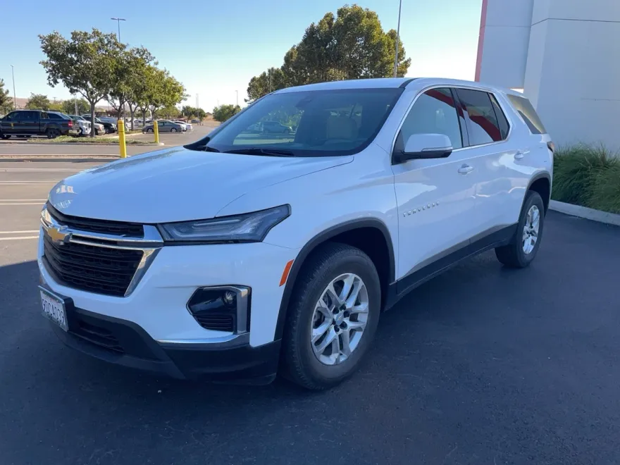 2023 Chevrolet Traverse LS photo 1