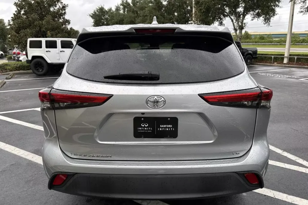 2021 Toyota Highlander LE photo 1