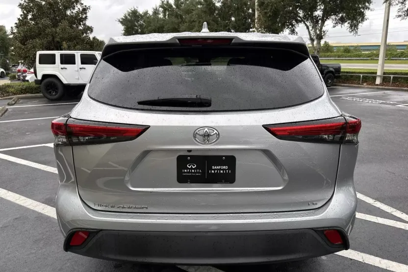 2021 Toyota Highlander LE photo 1