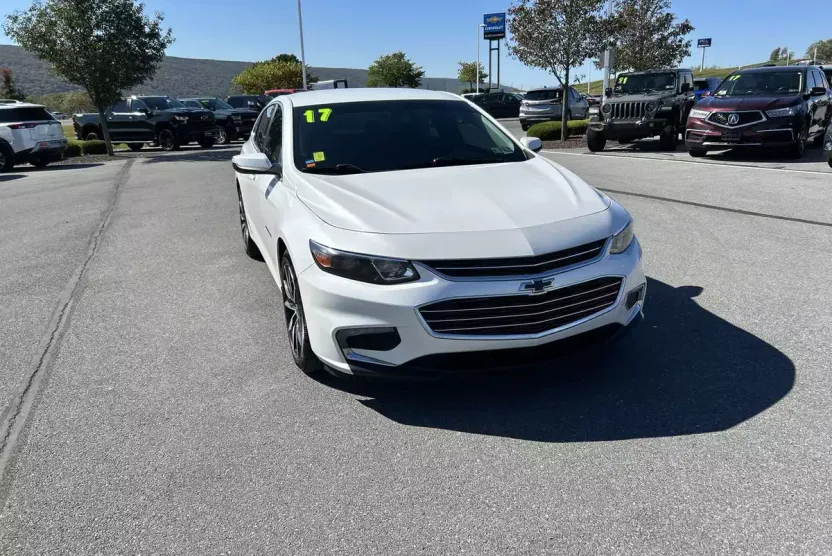 2017 Chevrolet Malibu 1LT photo 1