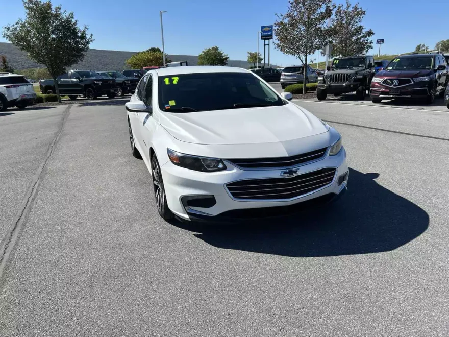 2017 Chevrolet Malibu 1LT photo 1