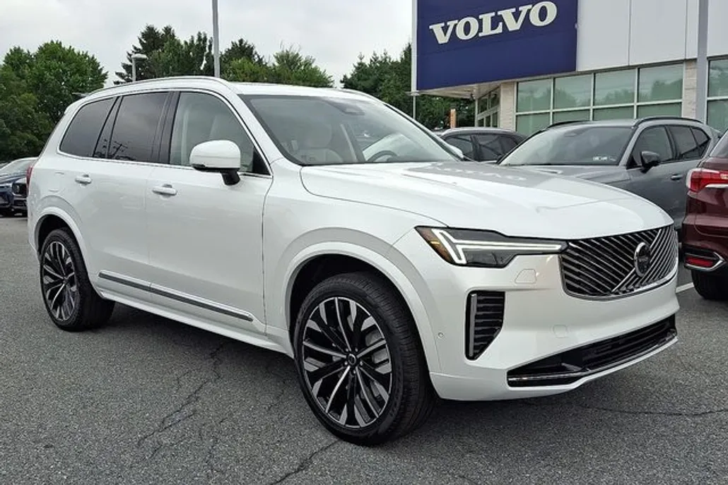 2026 Volvo XC90 T8 photo 1