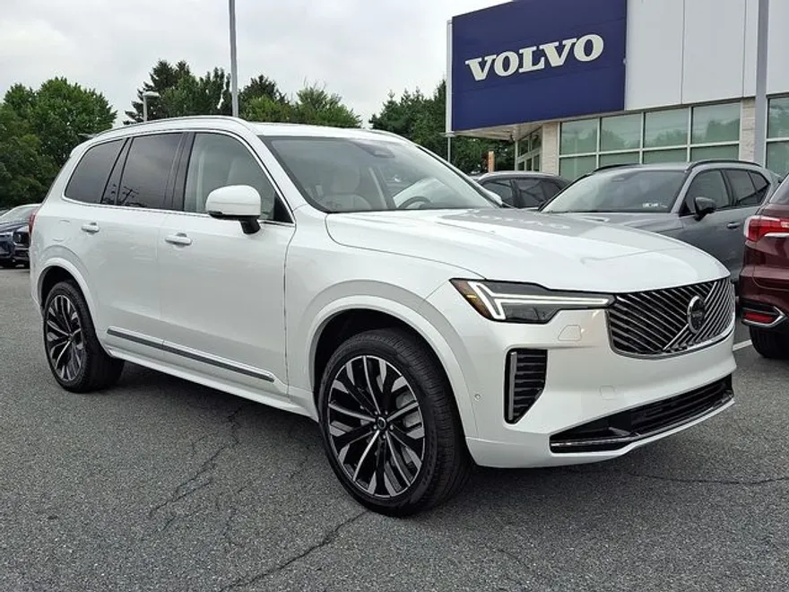 2026 Volvo XC90 T8 photo 1