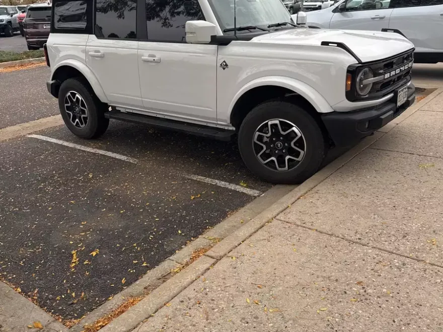 2022 Ford Bronco Base photo 1