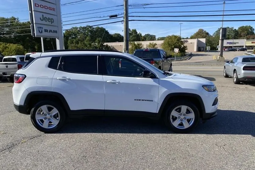 2022 Jeep Compass Latitude photo 1
