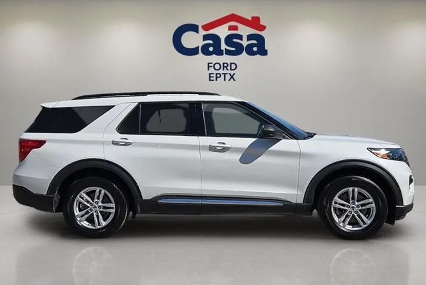 2023 Ford Explorer XLT photo 1