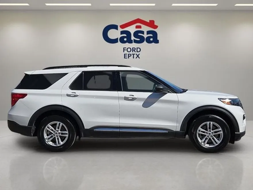 2023 Ford Explorer XLT photo 1