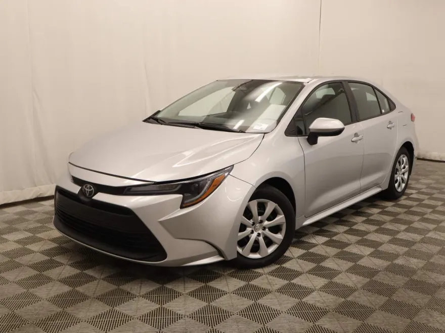 2025 Toyota Corolla LE photo 1
