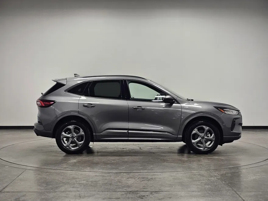 2024 Ford Escape ST-Line photo 1