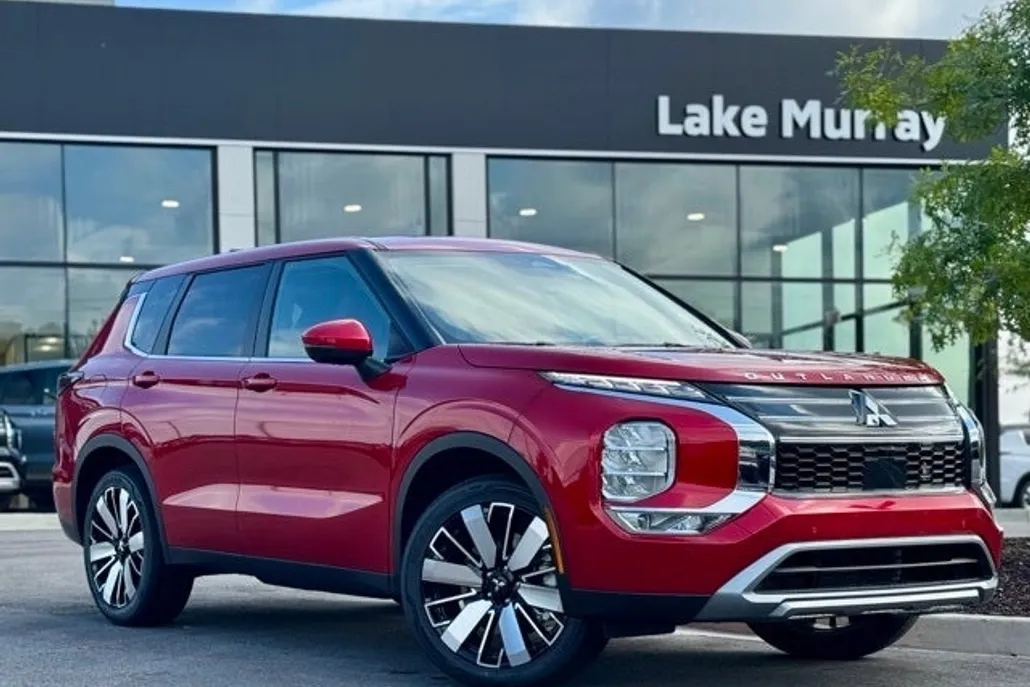 2025 Mitsubishi Outlander SE photo 1