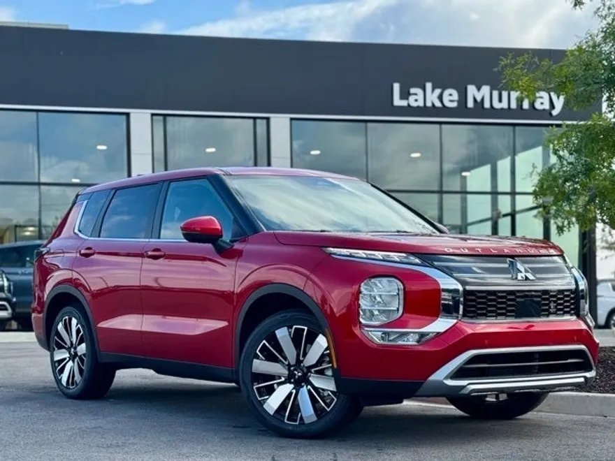 2025 Mitsubishi Outlander SE photo 1