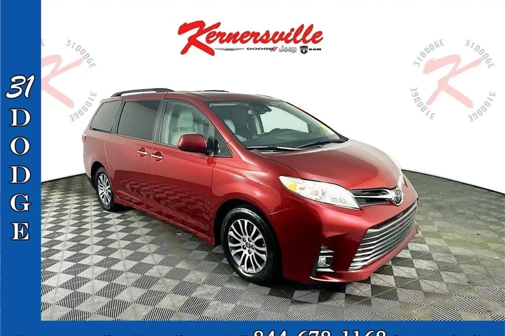 2019 Toyota Sienna XLE photo 1