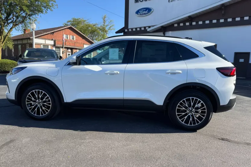 2026 Ford Escape Hybrid photo 1