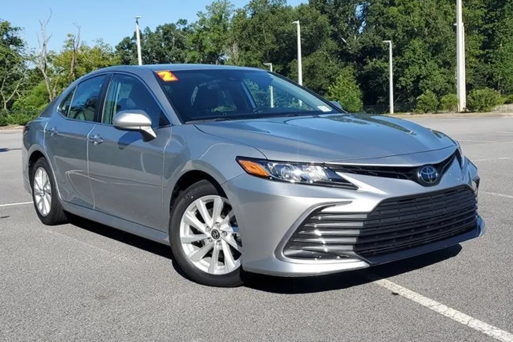 2022 Toyota Camry LE photo 1