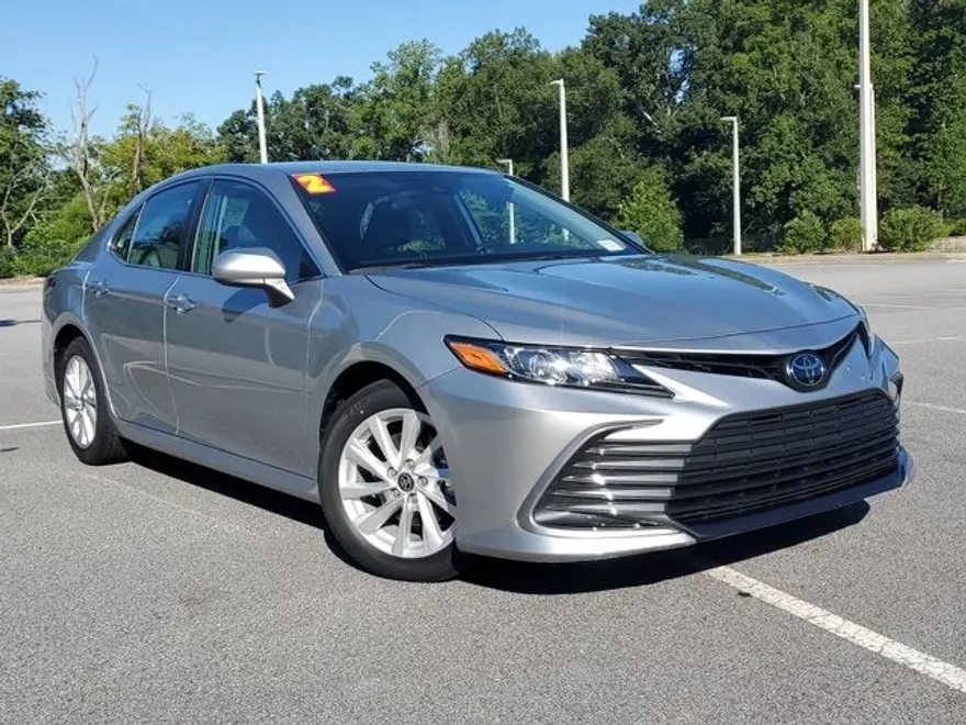 2022 Toyota Camry LE photo 1
