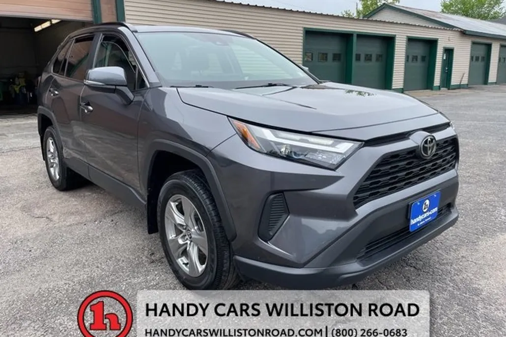 2022 Toyota RAV4 XLE photo 1