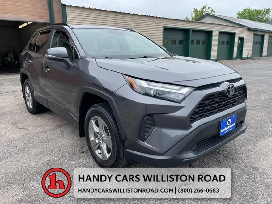 2022 Toyota RAV4 XLE photo 1