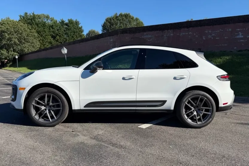 2025 Porsche Macan T photo 1