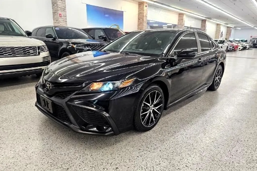 2021 Toyota Camry SE photo 1