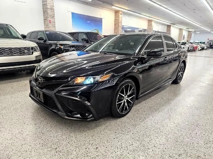 2021 Toyota Camry SE photo 1