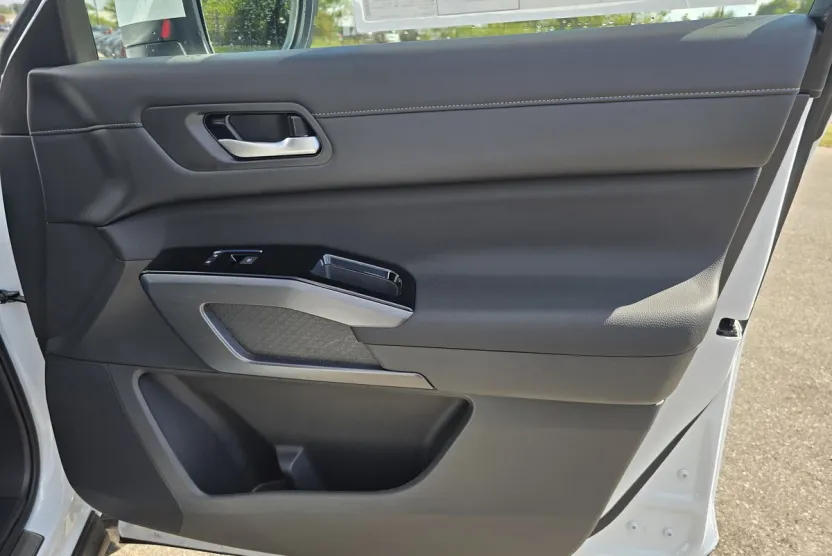 2025 Nissan Pathfinder SL photo 1