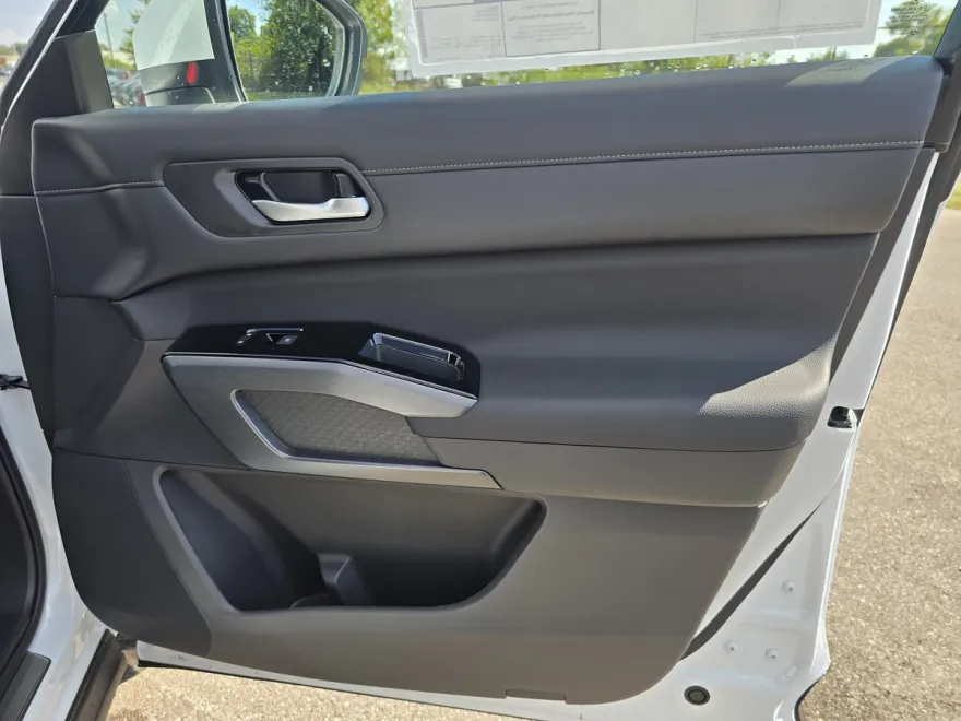 2025 Nissan Pathfinder SL photo 1