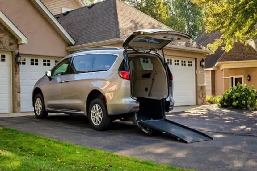 2025 Chrysler Pacifica photo 1