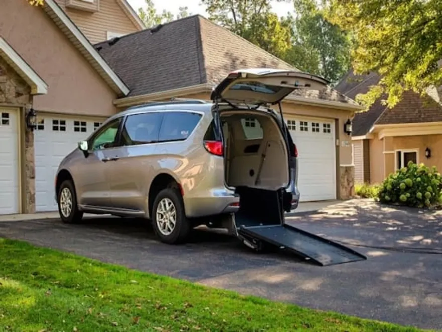2025 Chrysler Pacifica photo 1