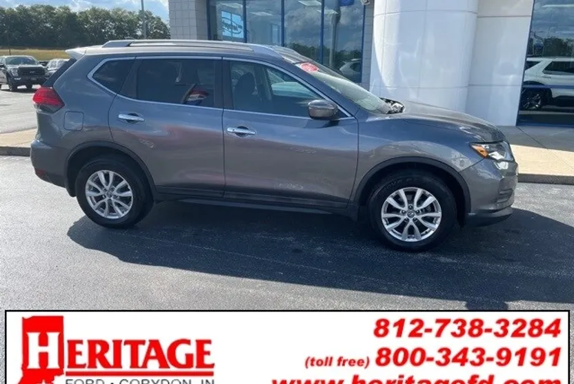 2017 Nissan Rogue SV photo 1