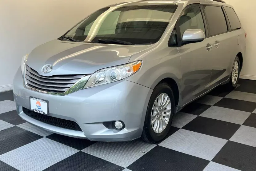 2015 Toyota Sienna XLE photo 1