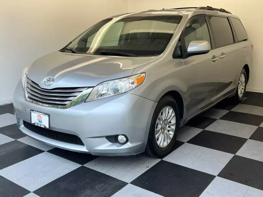 2015 Toyota Sienna XLE photo 1