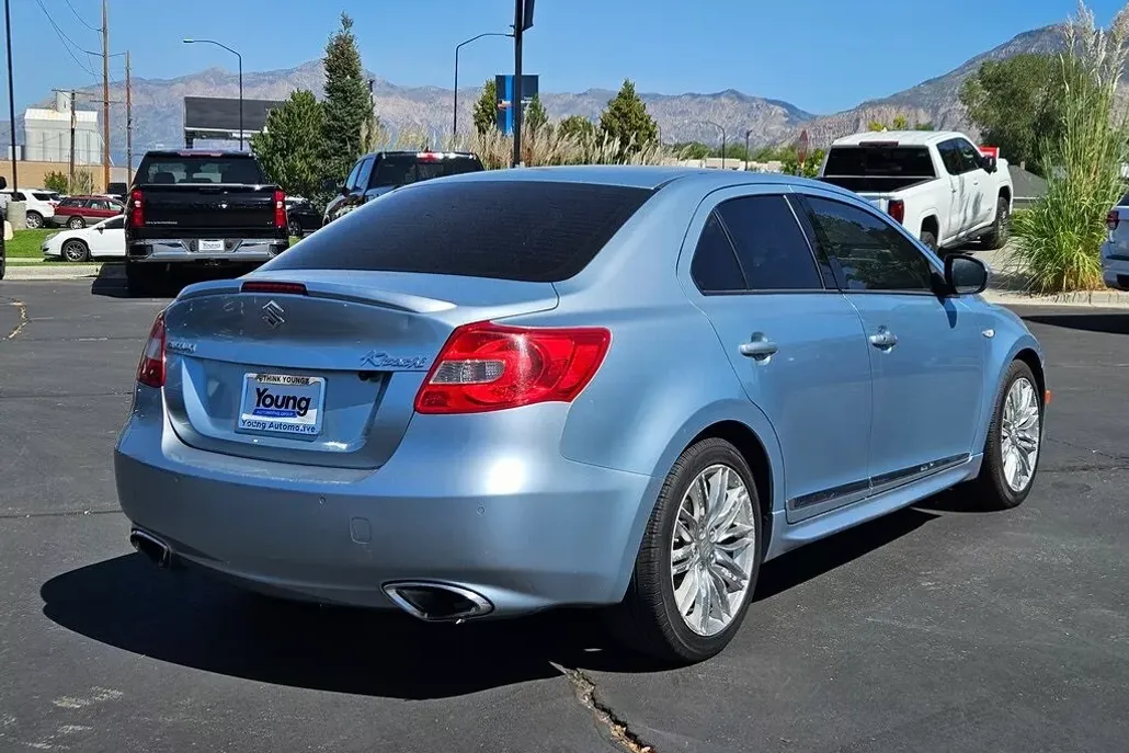 2011 Suzuki Kizashi photo 1