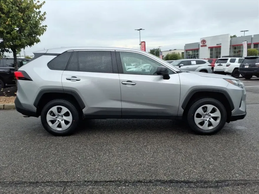 2024 Toyota RAV4 LE photo 1