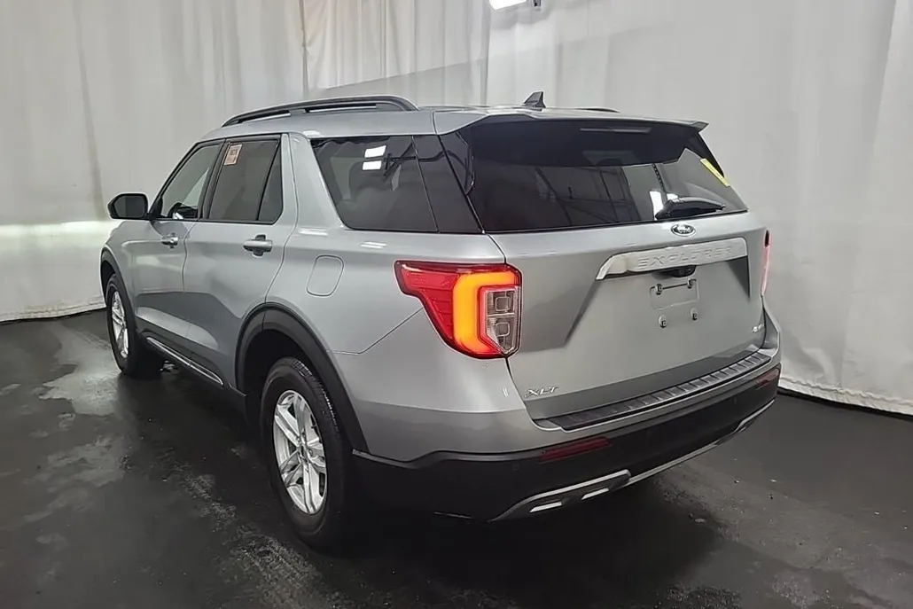2023 Ford Explorer XLT photo 1
