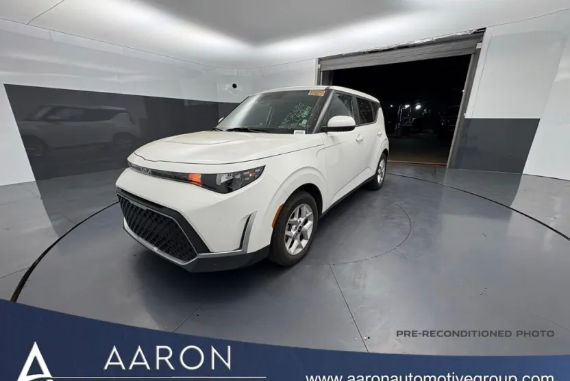 2023 Kia Soul LX photo 1