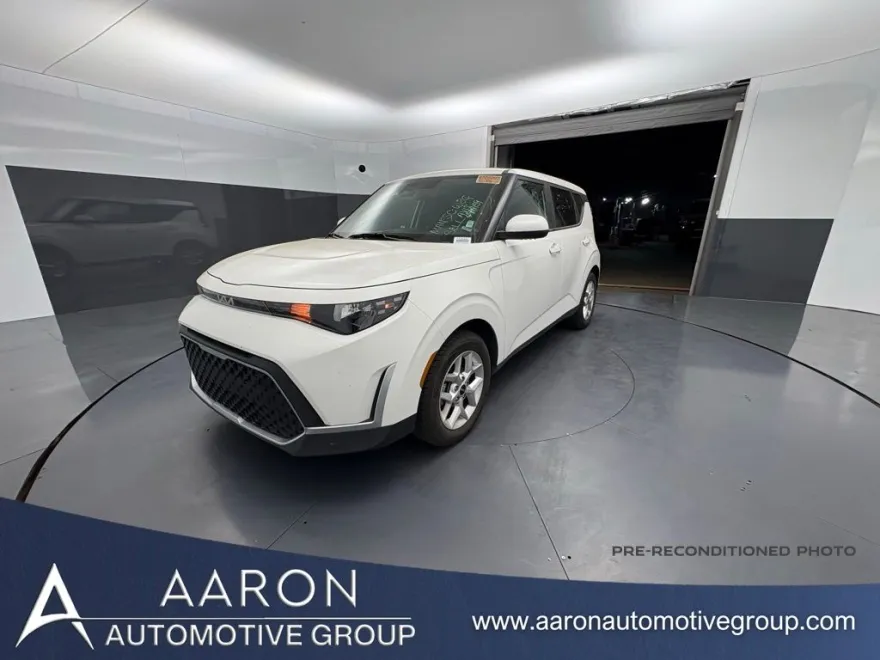 2023 Kia Soul LX photo 1