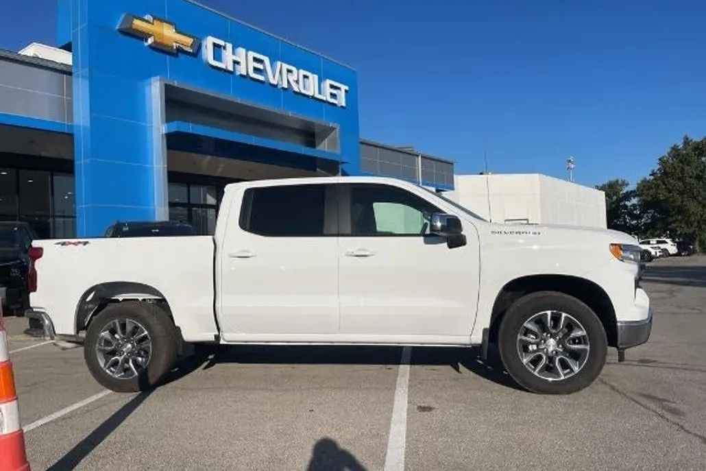 2026 Chevrolet Silverado 1500 LT photo 1