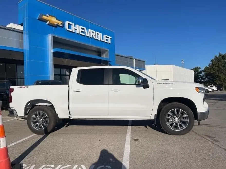 2026 Chevrolet Silverado 1500 LT photo 1