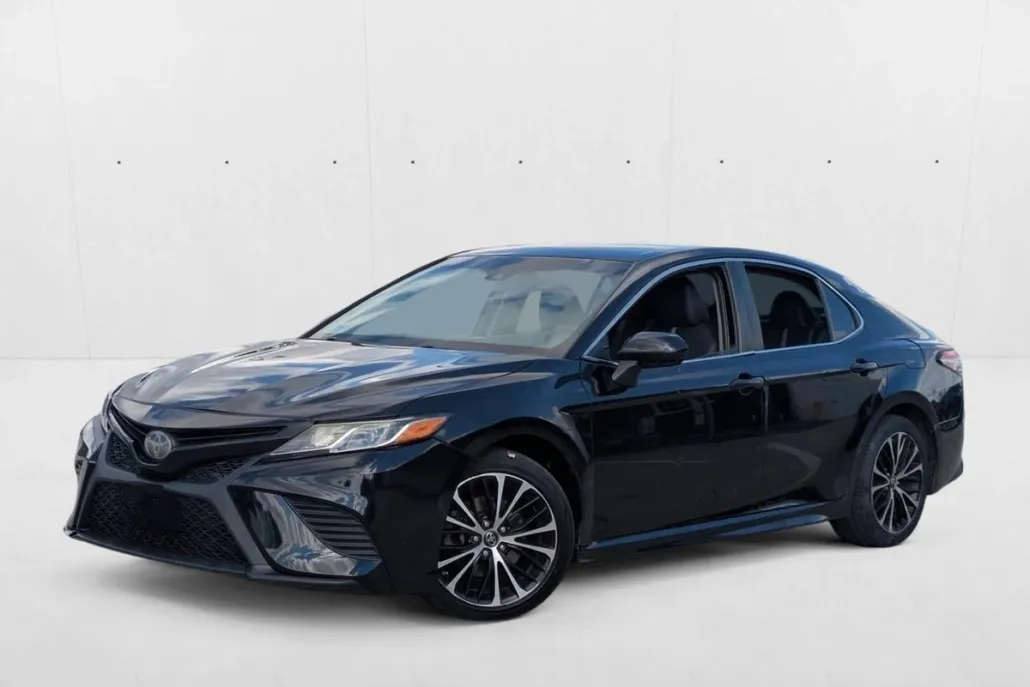2018 Toyota Camry SE photo 1