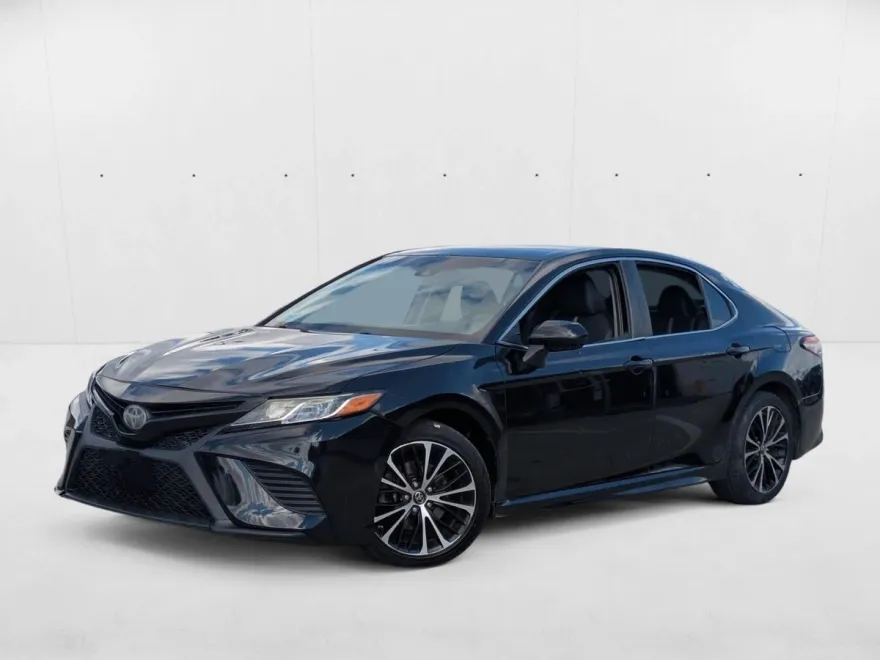 2018 Toyota Camry SE photo 1