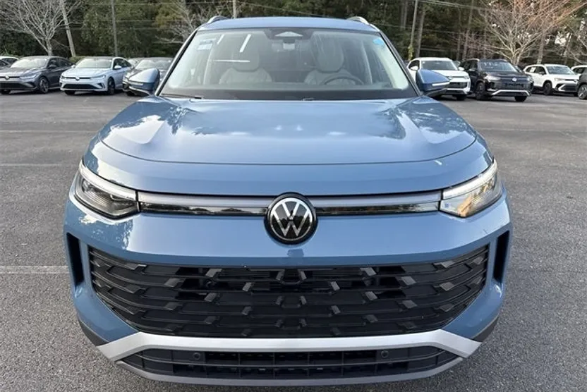 2025 Volkswagen Tiguan SE photo 1