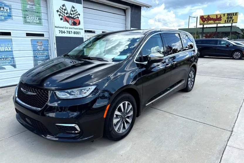 2023 Chrysler Pacifica Hybrid Limited photo 1