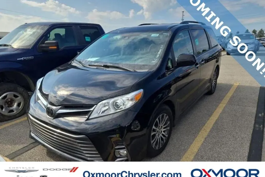 2020 Toyota Sienna XLE photo 1