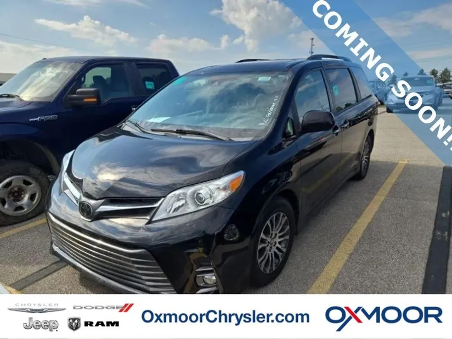 2020 Toyota Sienna XLE photo 1