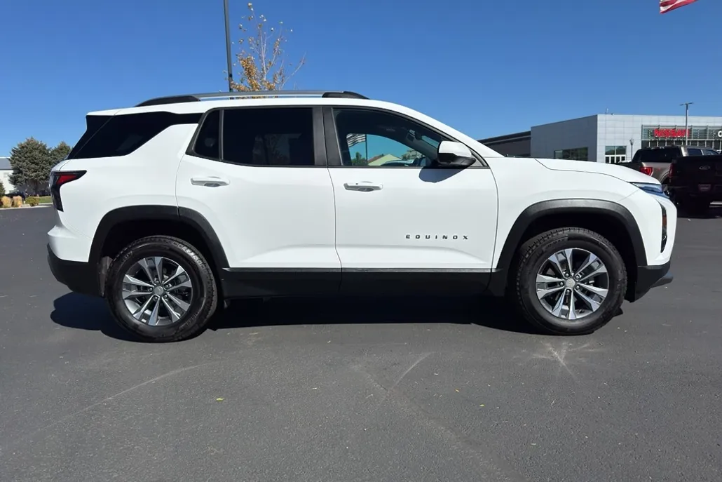 2025 Chevrolet Equinox LT photo 1