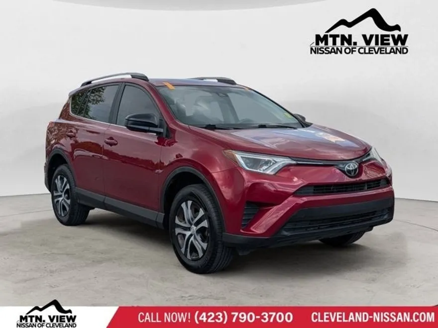 2018 Toyota RAV4 LE photo 1