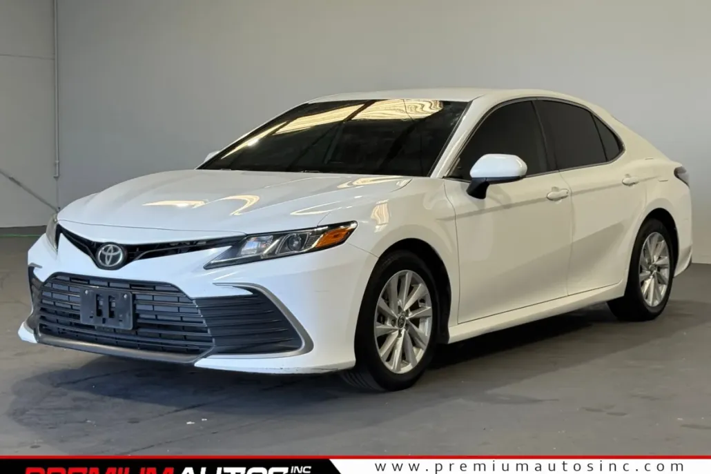 2021 Toyota Camry LE photo 1
