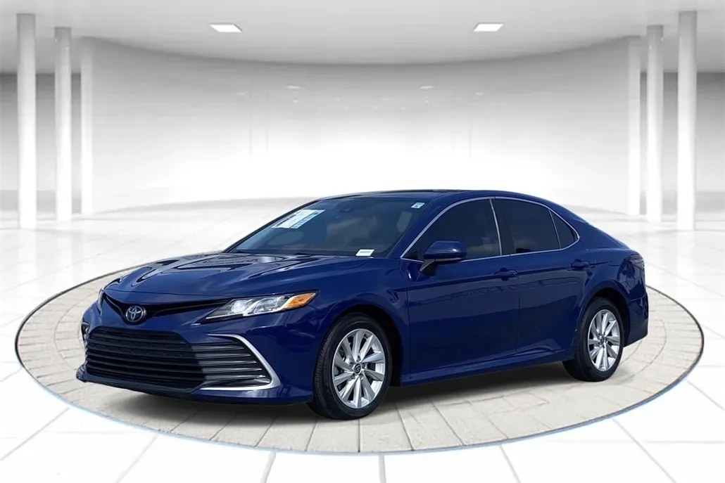 2023 Toyota Camry LE photo 1