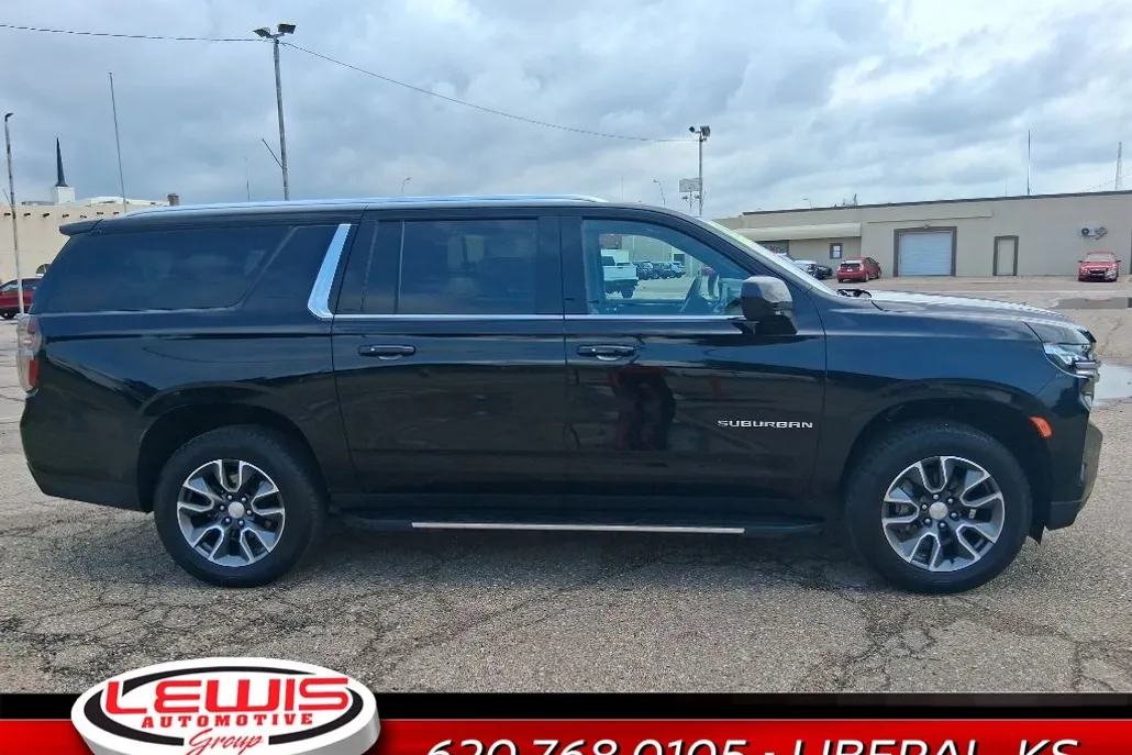 2023 Chevrolet Suburban LT photo 1